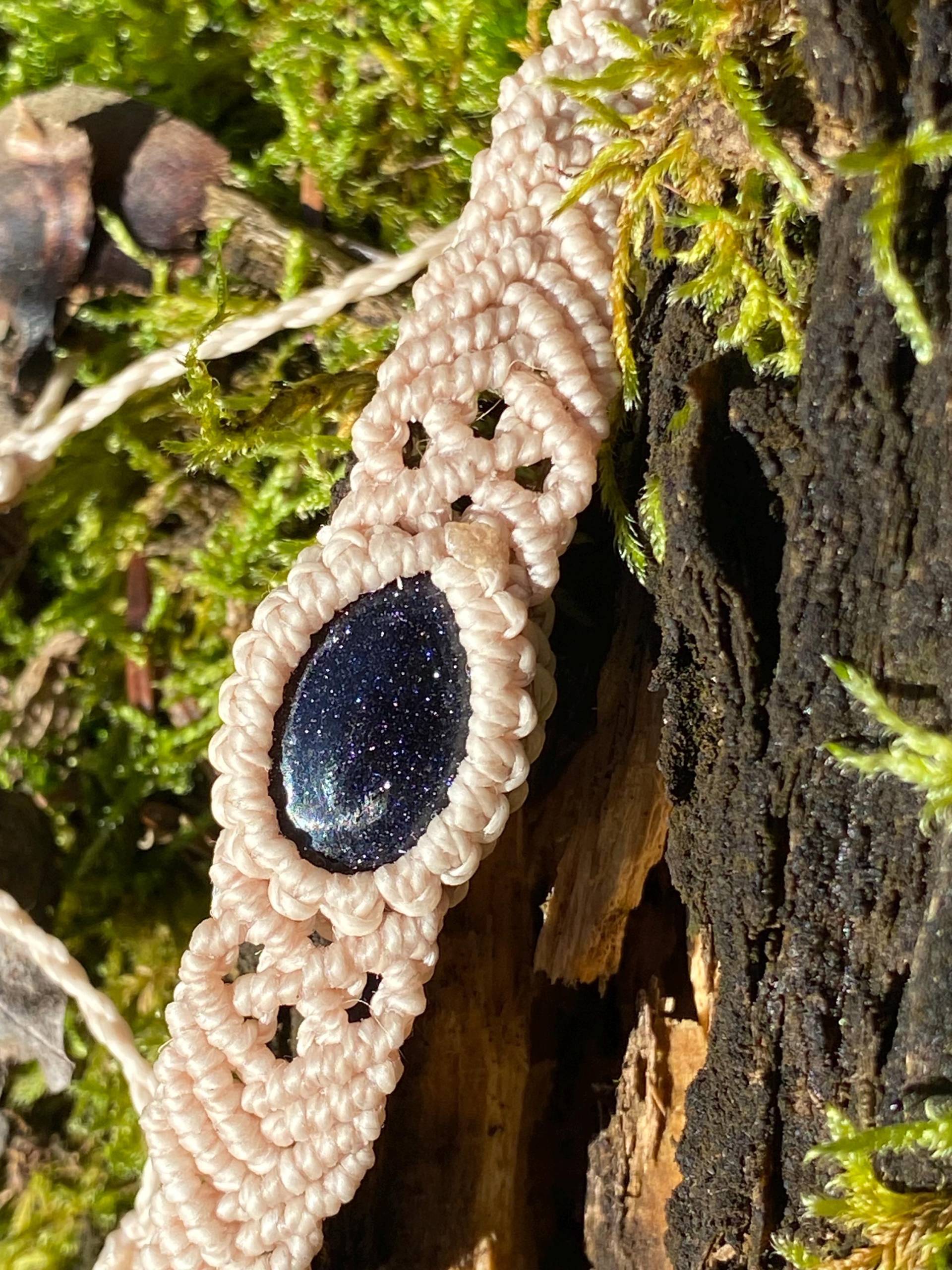 Handgemachtes Makramee Armband Mit Blaufluss Edelstein - Bohostyle von LunarcharmsDesigns