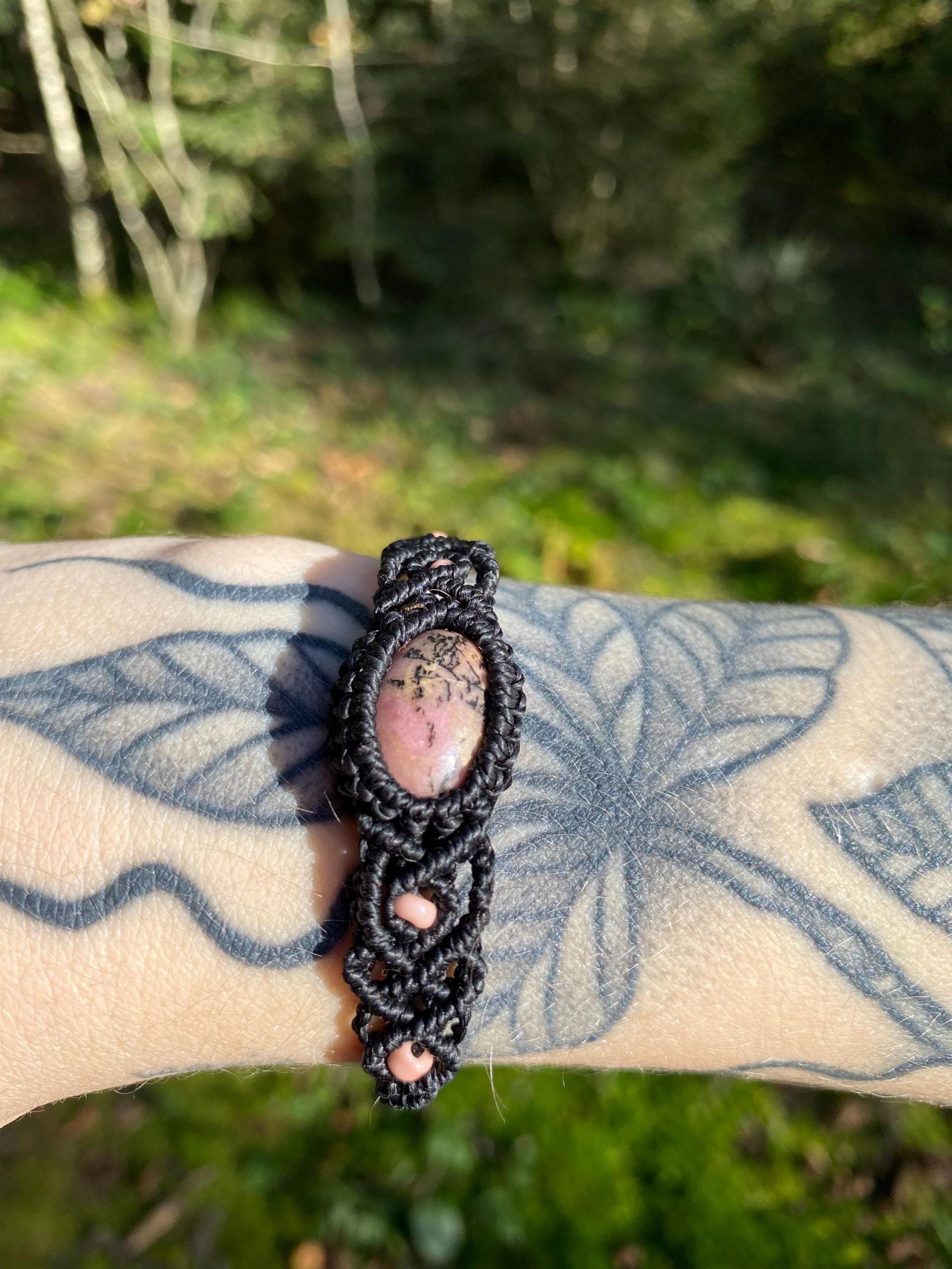 Handgemachtes Makramee Armband Mit Rhodonit Edelstein - Bohostyle von LunarcharmsDesigns