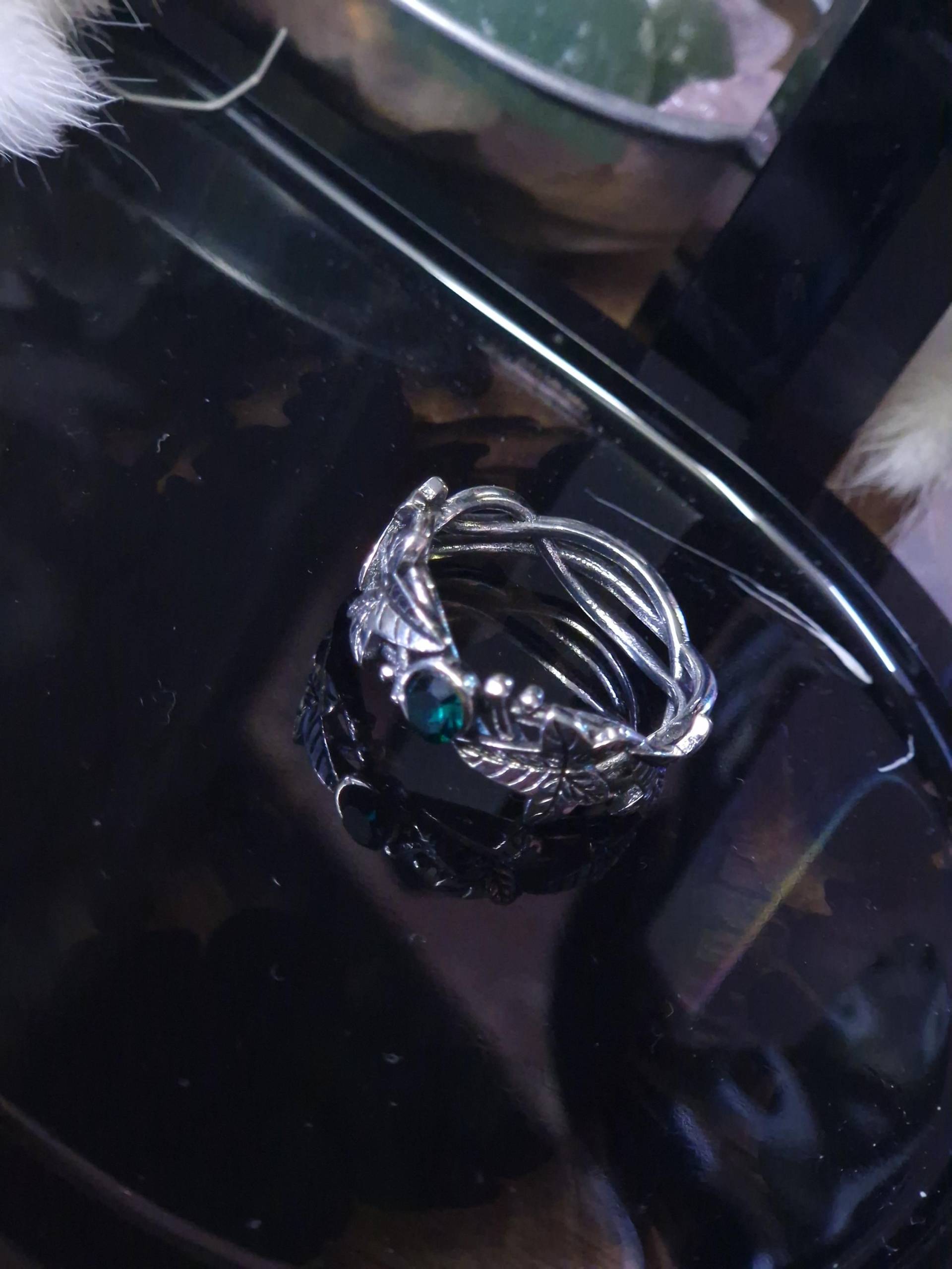 Efeu Ring Mit Grünem Zirkon Efeu Ring Mit Grünem Zirkon von LunariaNoctis