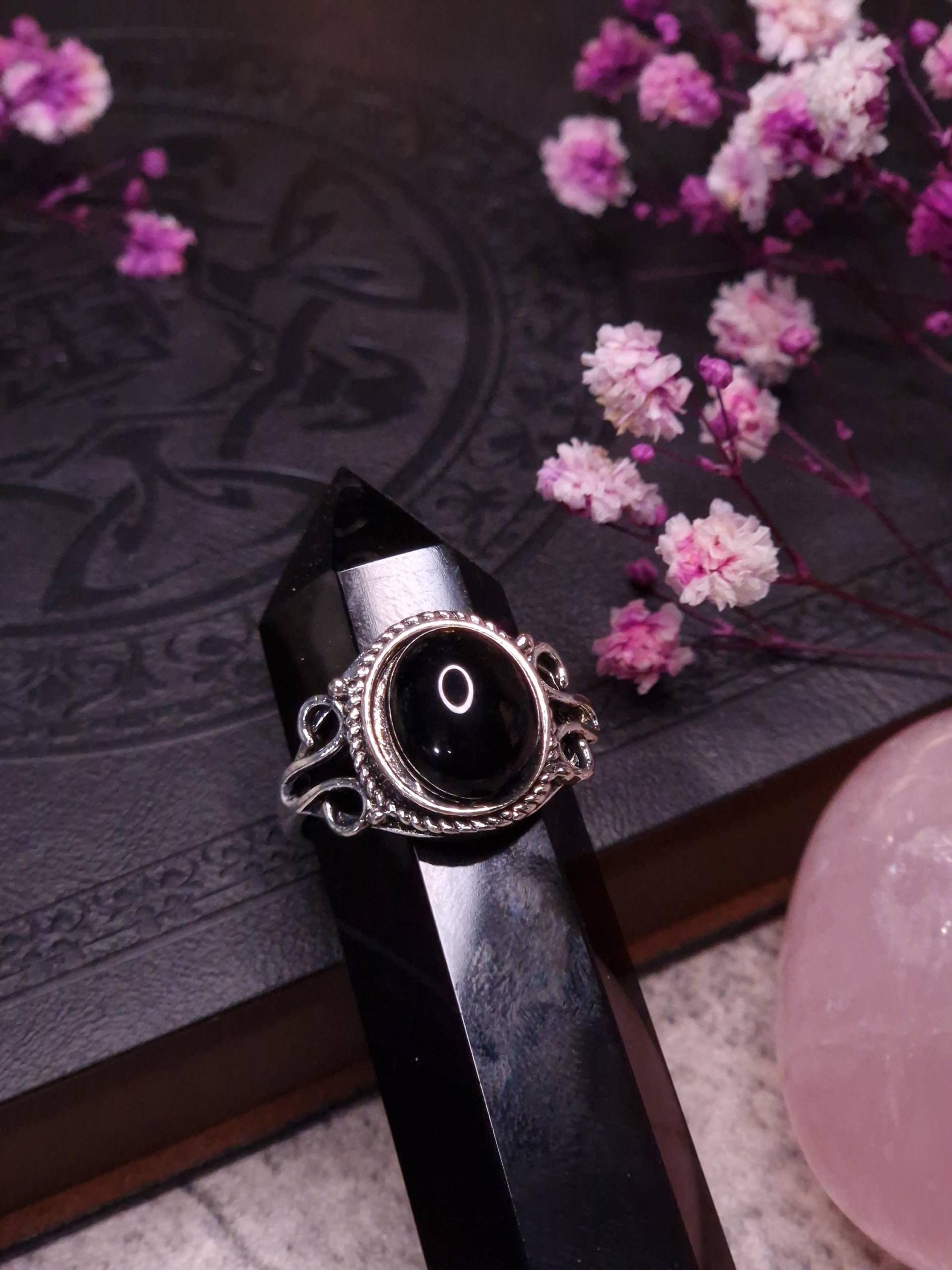 Geschwungenen Ring Mit Ovalem Onyx Geschwungenen Ring Mit Ovalem Onyx von LunariaNoctis