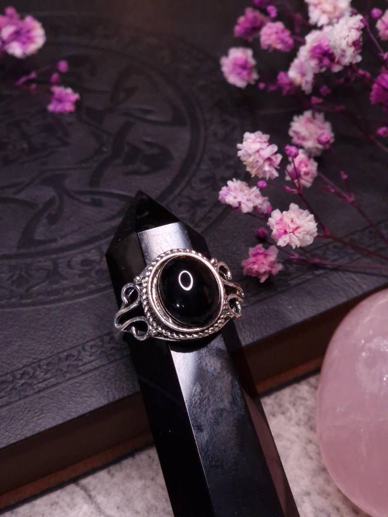 Geschwungenen Ring Mit Ovalem Onyx Geschwungenen Ring Mit Ovalem Onyx von LunariaNoctis