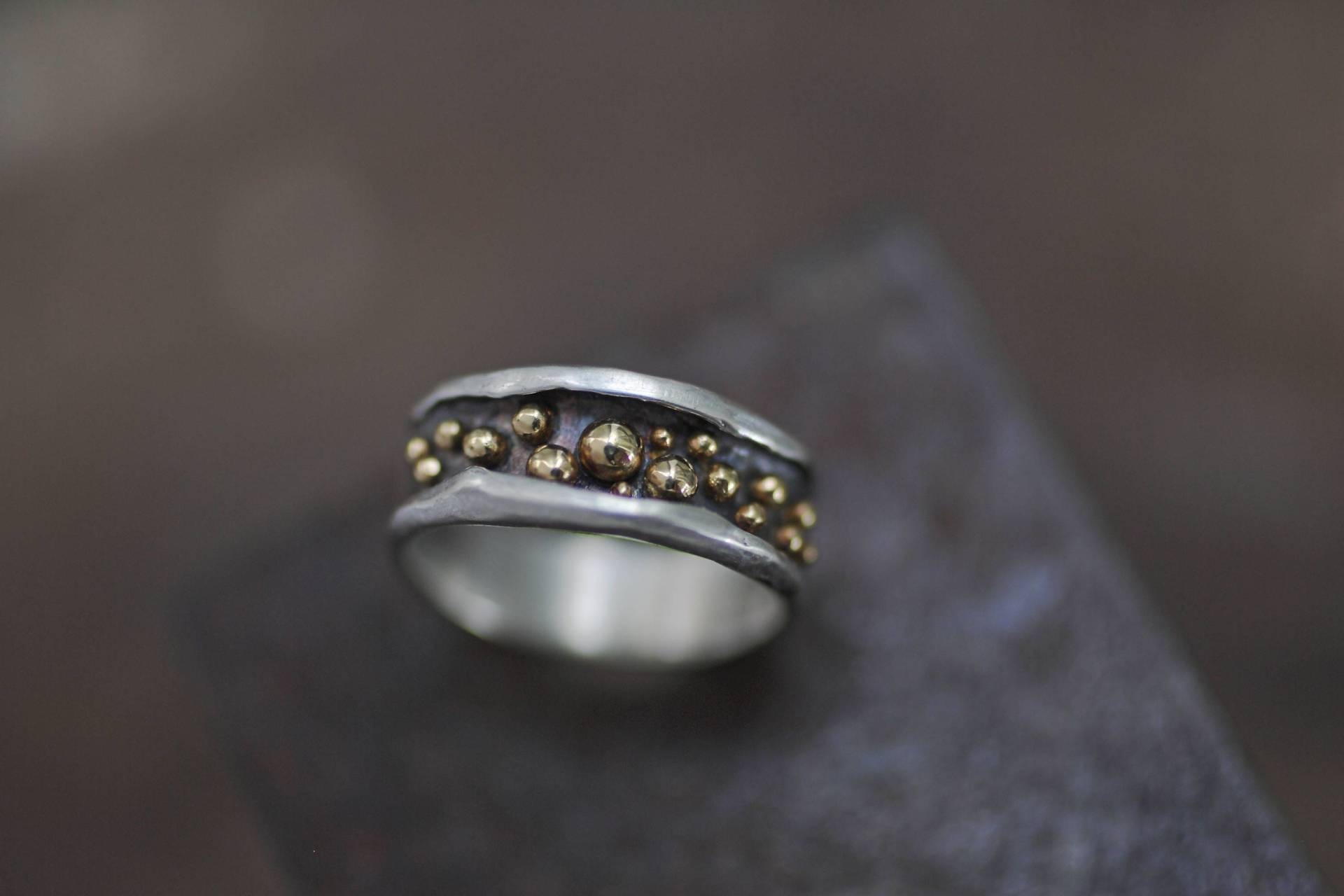 Die Alternative Zum Ehering Ehering Für Damen - Silber Bicolor Gehämmertes Band Die Alternative Zum Ehering Ehering Für Damen - Silber Bicolor Gehämmertes Band von LunarisJewels