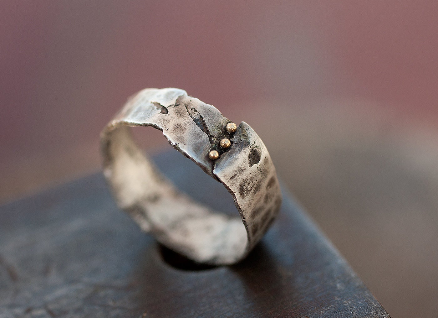 Einzigartiger Herrenring Ungewöhnliche Verlobungsringe - Zweifarbiger Ehering Rustikaler Für Männer Wabi Sabi von LunarisJewels