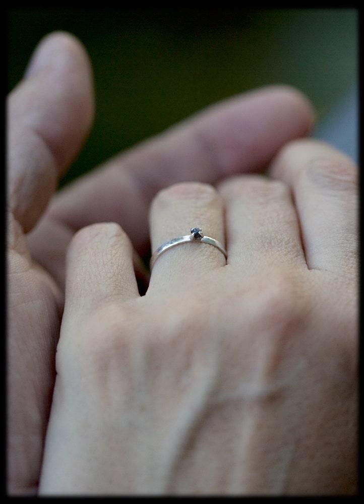 Roher Schwarzer Diamant Verlobungsring Gehämmerter Sterling Silber Versprechensring von LunarisJewels