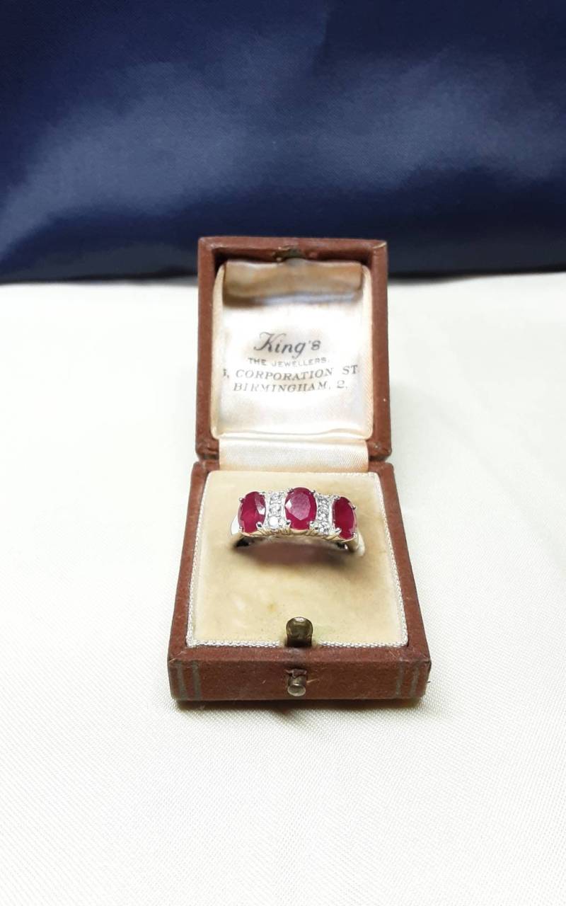 Auffälliger Vintage-Trilogie-Ring Aus Sterlingsilber, Klaren Spinellsteinen Und Natürlichem, Facettiertem Rubin von LunasAntiquesShop