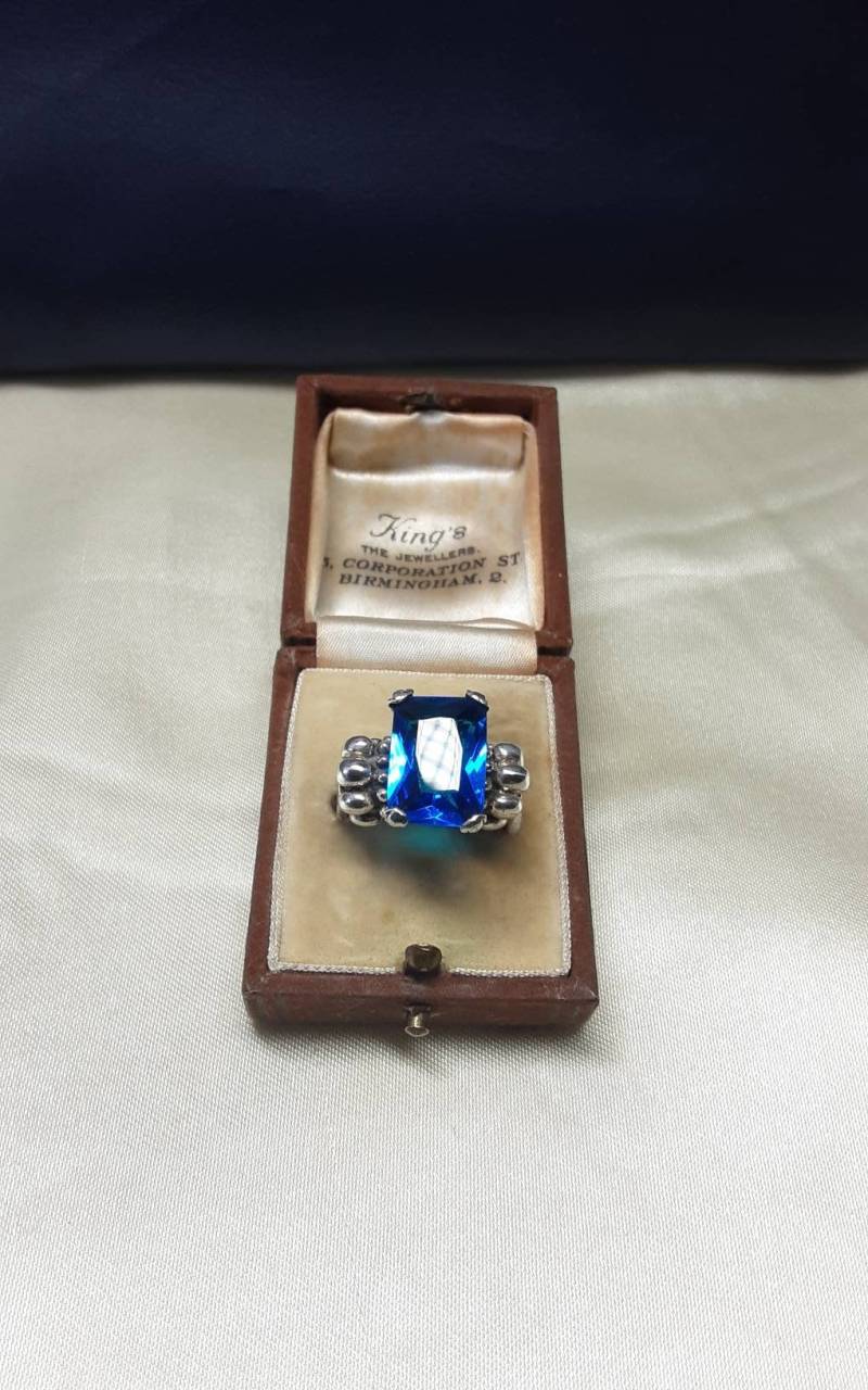 Superb Vintage Sterling Silber Und Großer Funkelnder Saphir Paste Statement Ring von LunasAntiquesShop