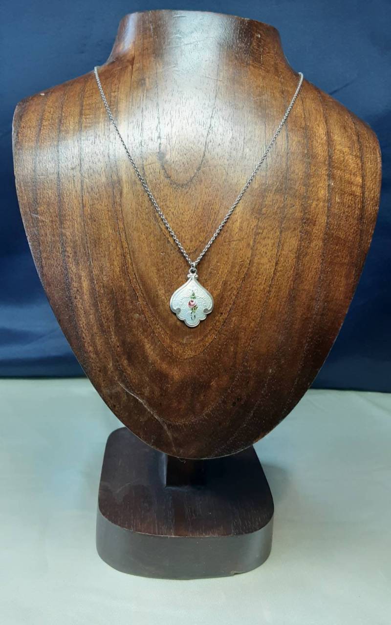Wunderschöner Vintage-Anhänger Und Kette Aus Sterlingsilber Emaillierter Rose von LunasAntiquesShop