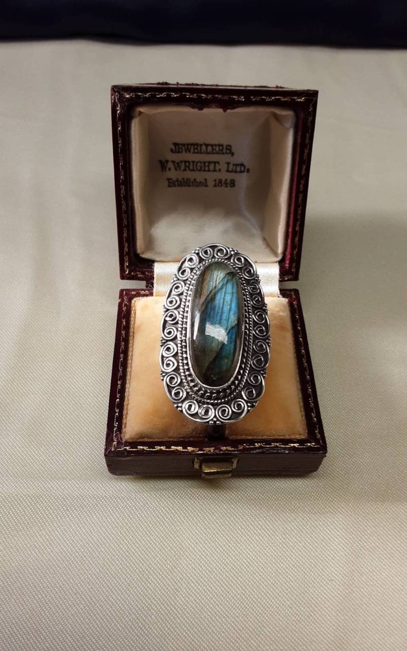 Wunderschöner Vintage Sterling Silber Und Großer Natürlicher Cabochon Labradorit Statement Ring von LunasAntiquesShop