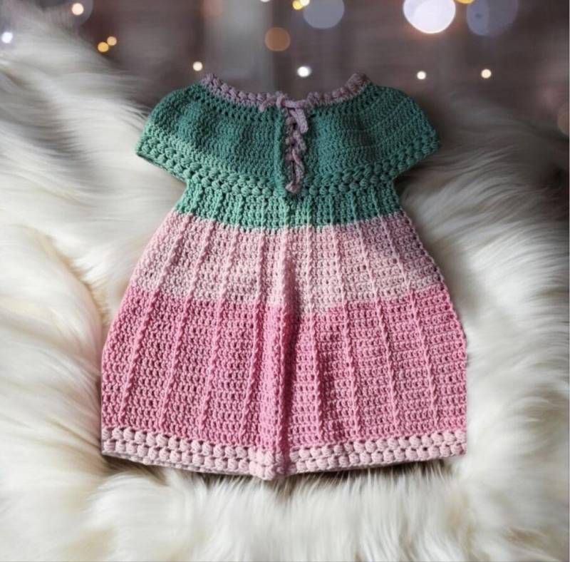 Mädchenkleid| Gehäkeltes Kleid Größe 104 von LunasMuetzenparadies