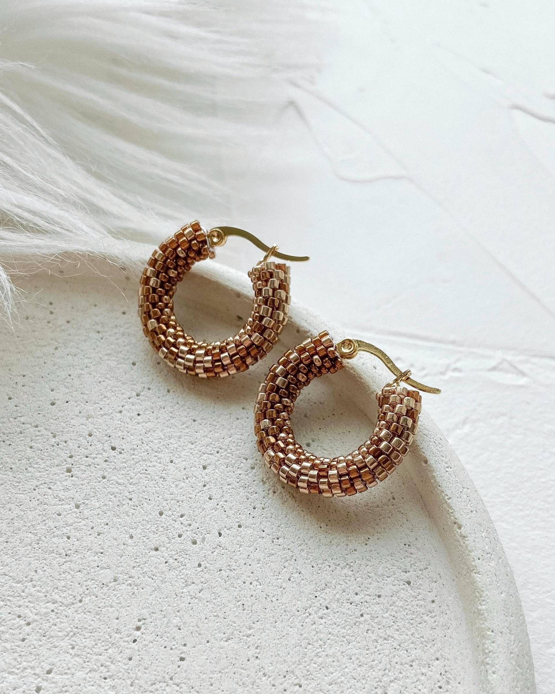50. Geburtstagsgeschenk Für Ihre Stilvolle Schwägerin Champagnerfarbene & Weich Bronzefarbene Ohrringe Ombre Perlen Huggie Mini Boho Schmuck 50. Geburtstagsgeschenk Für Ihre Stilvolle Schwägerin Champagnerfarbene & Weich Bronzefarbene Ohrringe Ombre Perlen Huggie Mini Boho Schmuck von LuneDeNovi