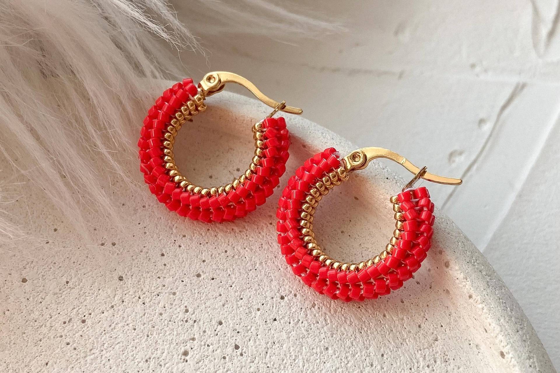 Geburtstagsgeschenk Für Selbstsichere Beste Freundin Hellrote & Goldfarbene Rocailles Perlen Creolen Mini Huggie Kleine Boho Schmuck Geburtstagsgeschenk Für Selbstsichere Beste Freundin Hellrote & Goldfarbene Rocailles Perlen Creolen Mini Huggie Kleine Boho Schmuck von LuneDeNovi