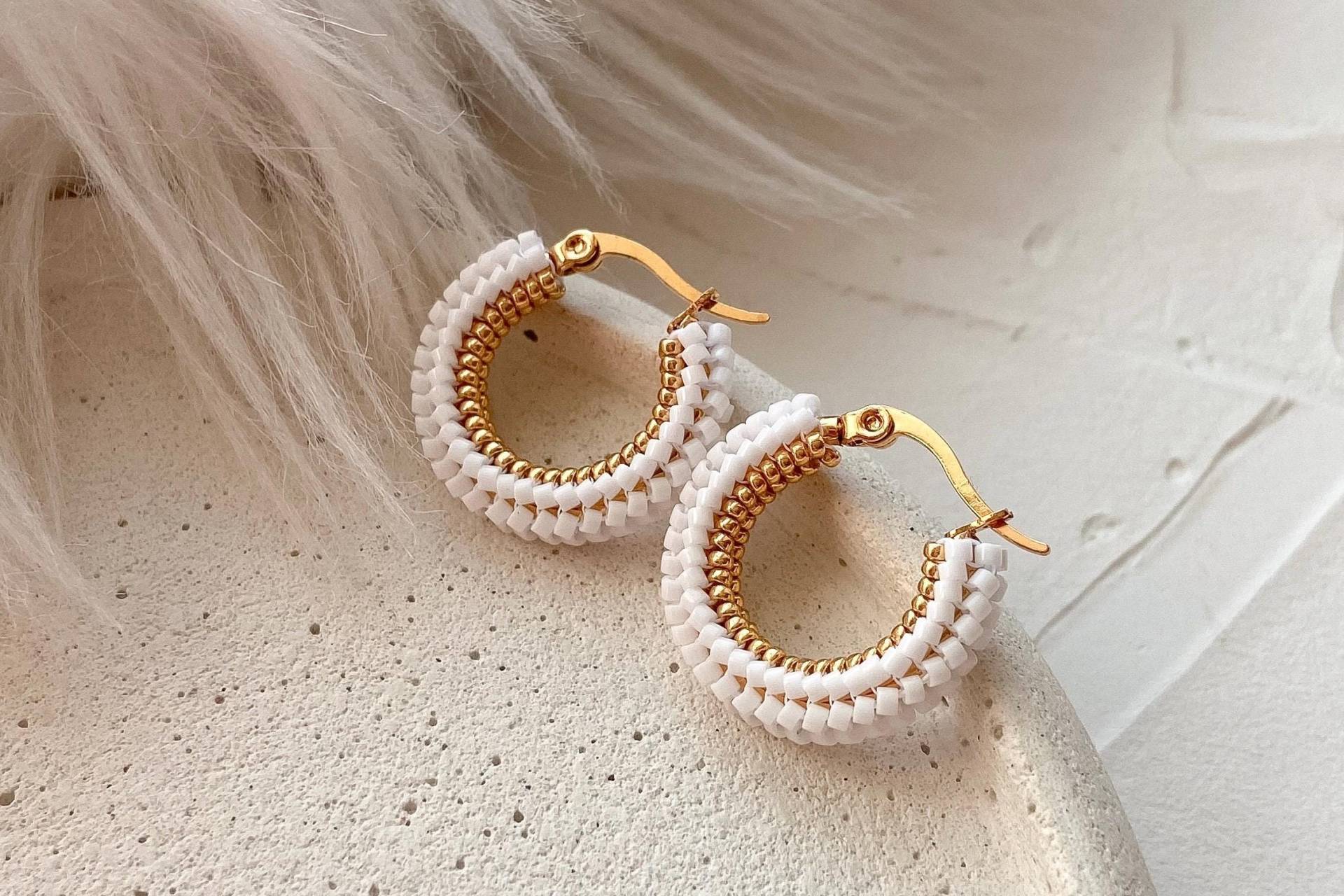 Mini Braut Geschenk Für Hochzeitsmorgen Oder Andenken Weiß & Gold Rocailles Perlen Creolen Kleine Huggie Tiny Boho Schmuck Mini Braut Geschenk Für Hochzeitsmorgen Oder Andenken Weiß & Gold Rocailles Perlen Creolen Kleine Huggie Tiny Boho Schmuck von LuneDeNovi
