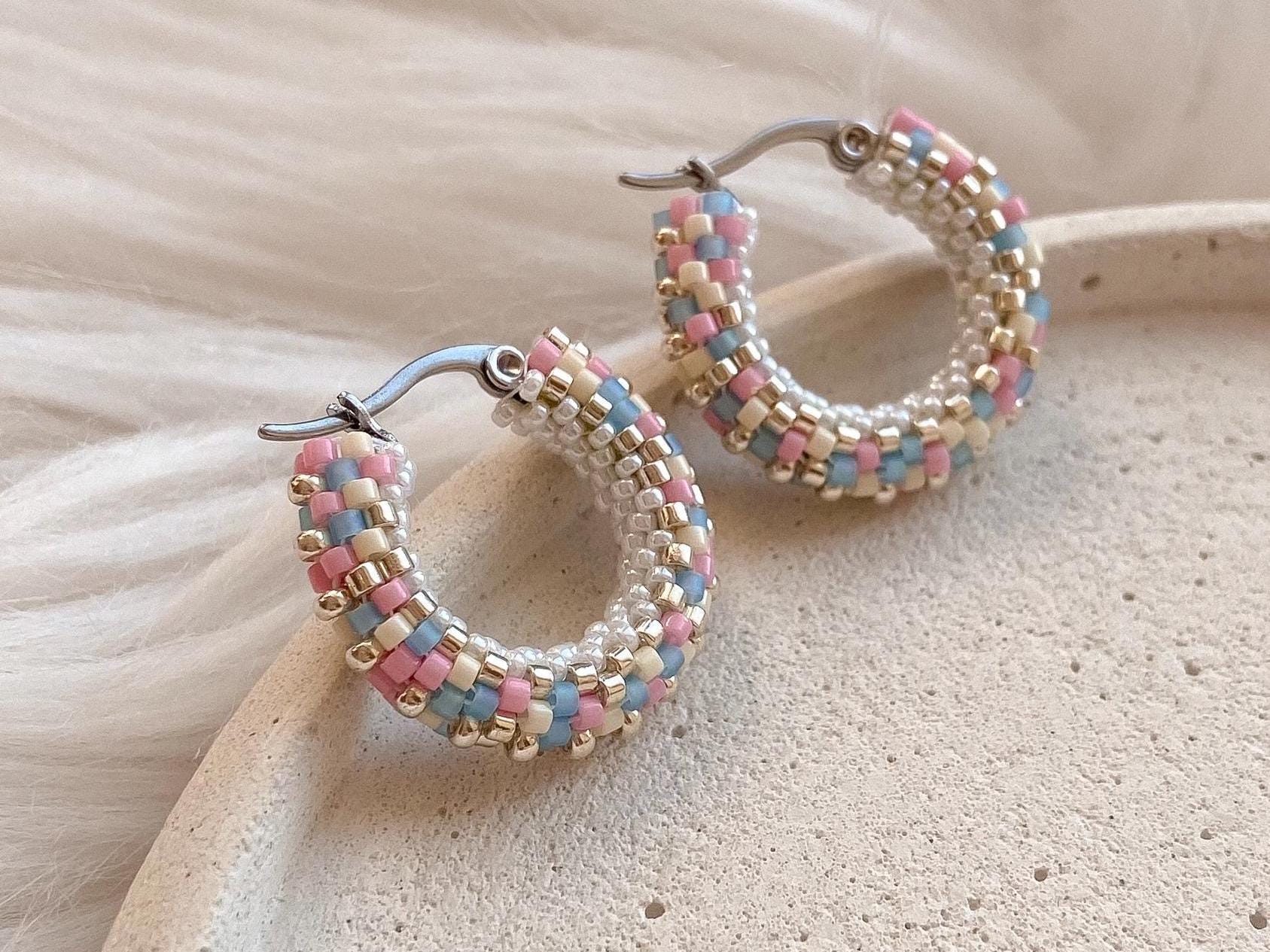 Mosaik Perlen Ohrringe in Blau, Rosa, Beige & Weiss Silber Creolen Als Weihnachtsgeschenk Für Ihre Kreative Teenager Tochter Mosaik Perlen Ohrringe in Blau, Rosa, Beige & Weiss Silber Creolen Als Weihnachtsgeschenk Für Ihre Kreative Teenager Tochter von LuneDeNovi