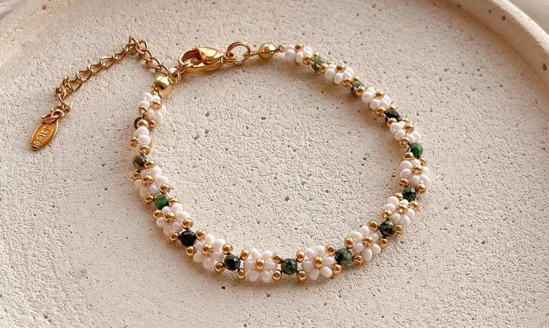 Rocailles Perlen Blumen Armband Gold Weiß Grün Gänseblümchen Handgefertigte Verstellbare Armbinde Als Weihnachtsgeschenk Für Beste Freundin von LuneDeNovi