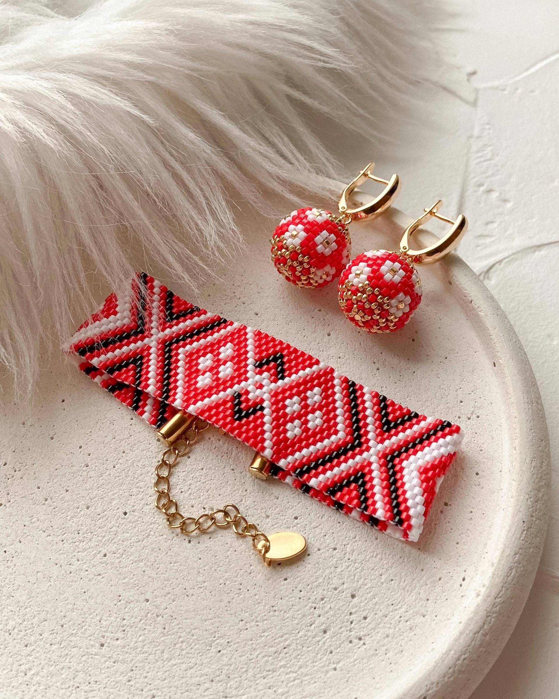 Weihnachtsgeschenk Für Mitarbeiterin, Die Rote Rüstung Trägt Rocailles Perle Gänseblümchen Baumeln Kugel Ohrring Breites Perlenarmband Weihnachtsgeschenk Für Mitarbeiterin, Die Rote Rüstung Trägt Rocailles Perle Gänseblümchen Baumeln Kugel Ohrring Breites Perlenarmband von LuneDeNovi