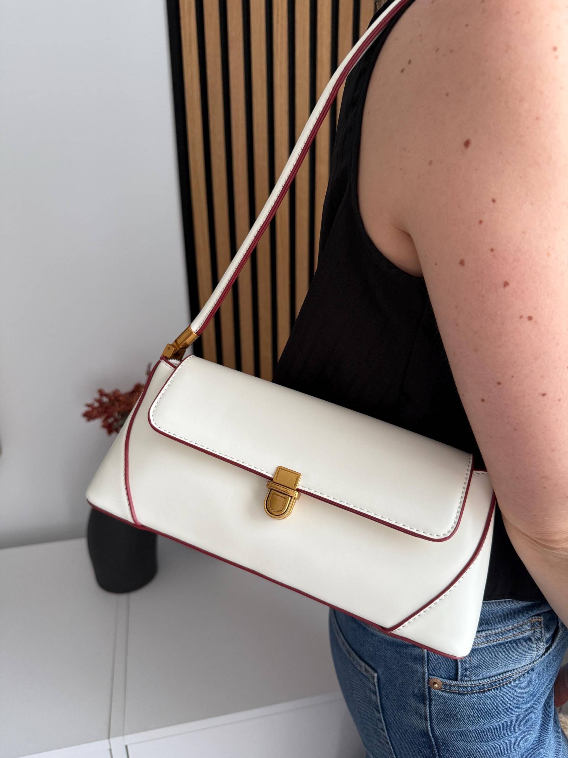 Hochwertige Designer Schultertasche in Weiß Mit Rotem Akzent, Veganled, Goldverschluss, Klassisch, Italienisch, Luxuriös Hochwertige Designer Schultertasche in Weiß Mit Rotem Akzent, Veganled, Goldverschluss, Klassisch, Italienisch, Luxuriös von LuneaStudioOfficial