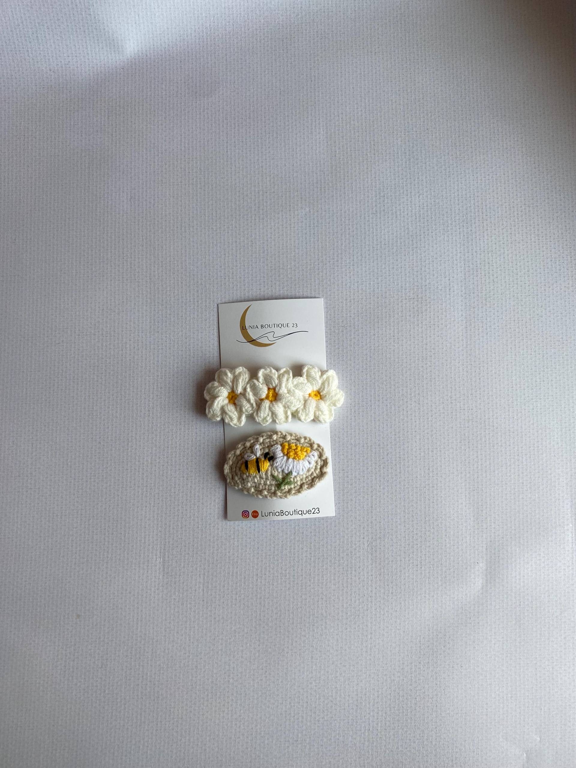 Bee'ne Blümchen Set Beige Kremweiß Gänseblümchen Und Bienchen Gestickt Gehäkelt Handmade Haarspangen Toka Örgü Toka von LuniaBoutique23