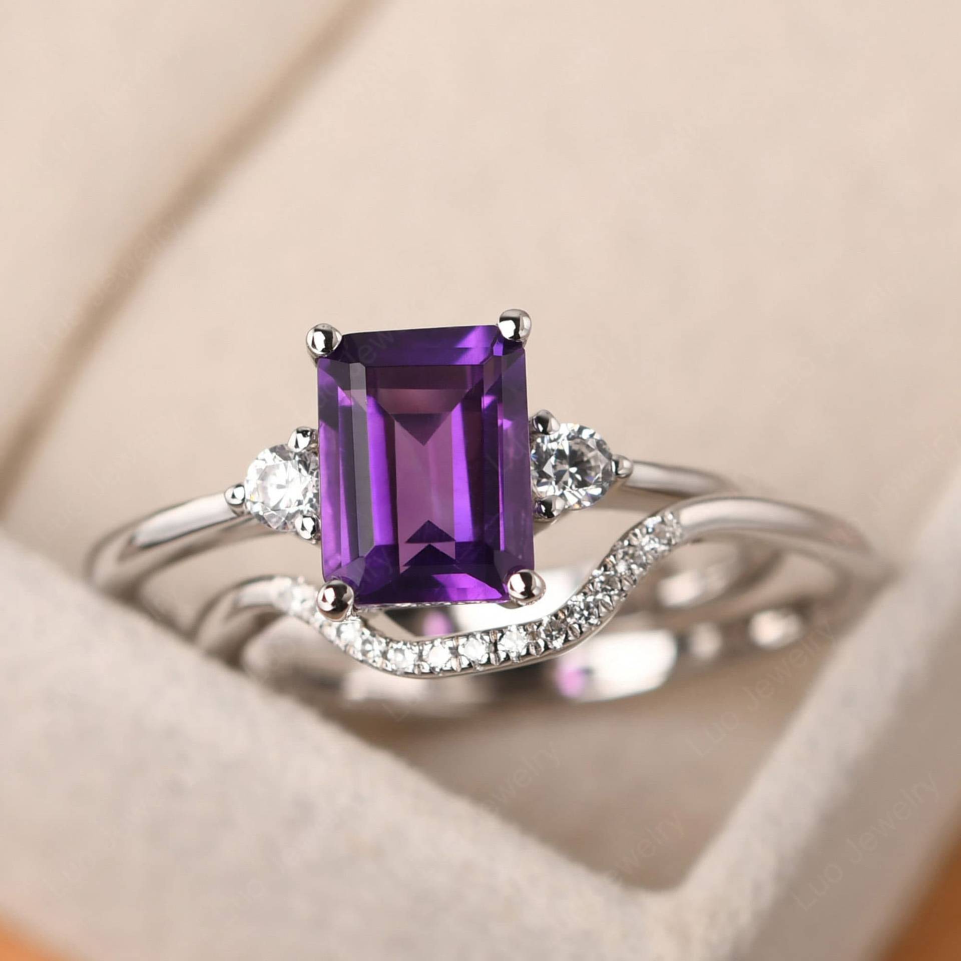 Amethyst Brautset Ringe, Smaragdschliff Lila Stein Eheringe, Februar Geburtsstein von LuoJewelry