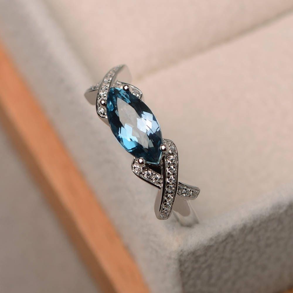 Cocktailparty-Ring, London-Blautopasring, Blauer Edelstein Im Marquiseschliff, Sterlingsilberring von LuoJewelry