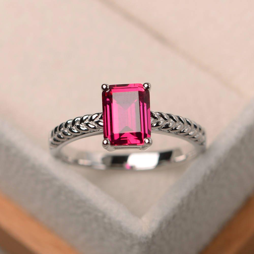 Ehering, Roter Edelstein Im Smaragdschliff, Rubinring, Juli Geburtsstein, Solitärring, Sterlingsilberring von LuoJewelry