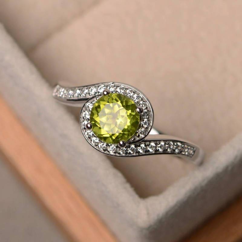 Grüner Edelsteinring, Natürlicher Peridotring, Ehering, Rundschliffring, Sterlingsilberring, August Geburtssteinring von LuoJewelry