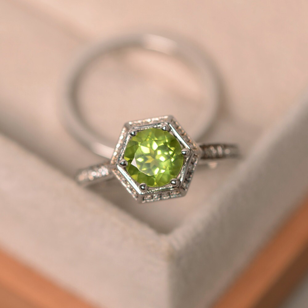 Grüner Peridot Ring, August Geburtsstein Edelstein Silber, Stapelring, Verlobungsring von LuoJewelry