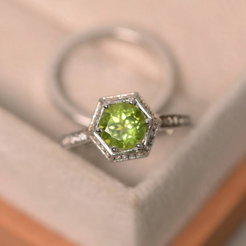 Grüner Peridot Ring, August Geburtsstein Edelstein Silber, Stapelring, Verlobungsring von LuoJewelry