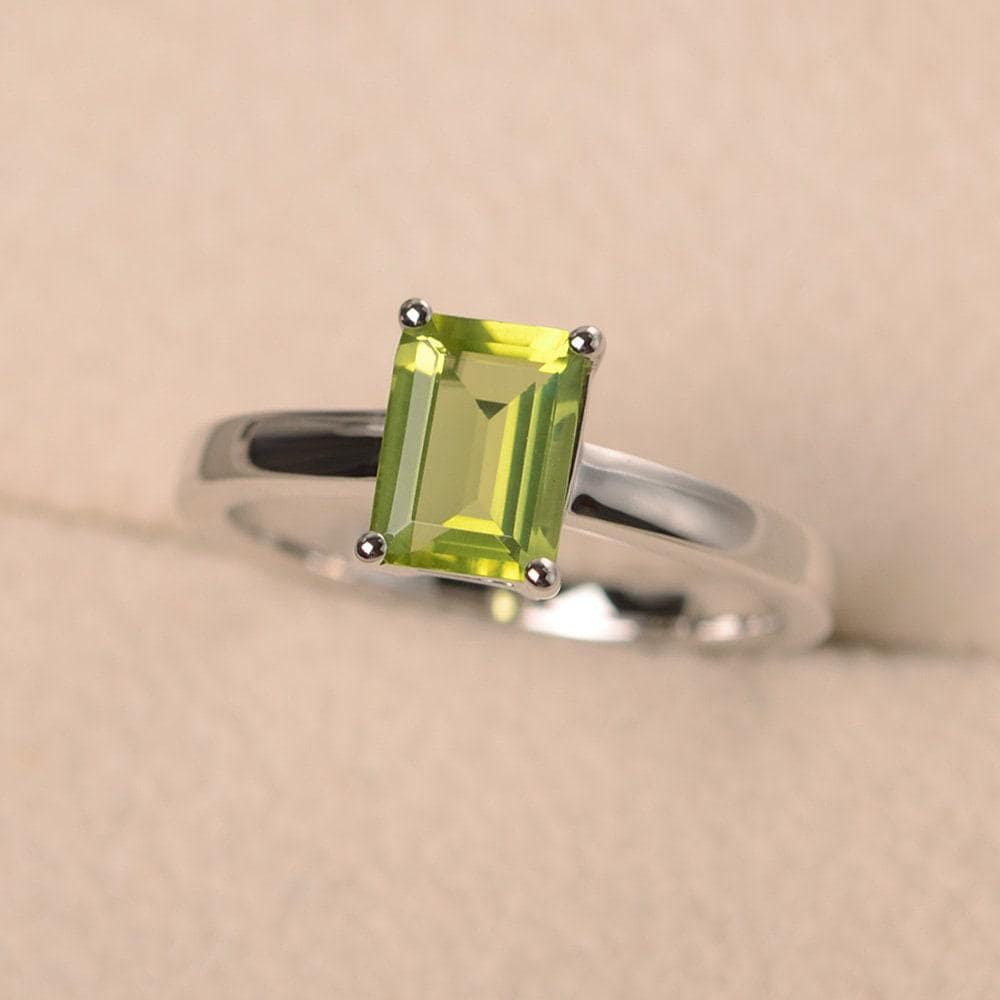 Grüner Peridot-Ring, August-Geburtssteinring, Ring Im Smaragdschliff, 4-Ring Für Sie, Solitärring von LuoJewelry