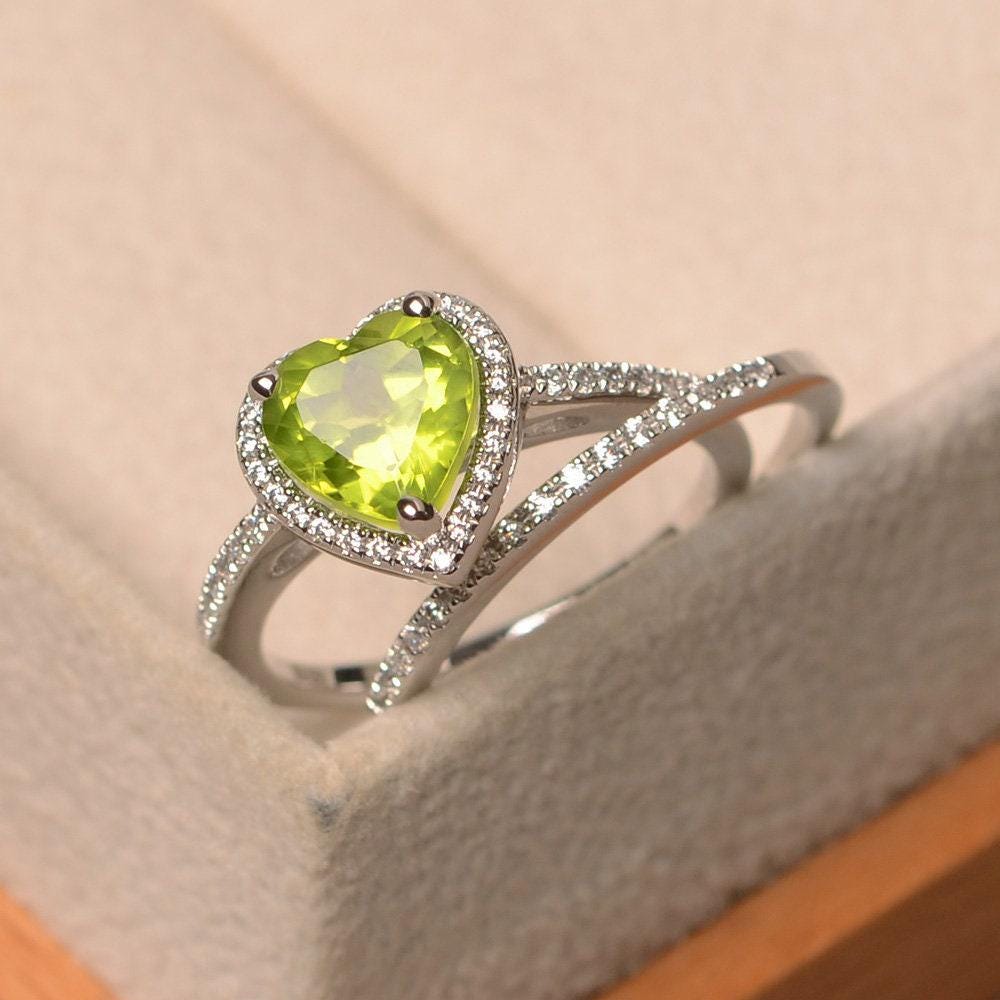 Grüner Peridot-Ring, Geburtsstein Für August, Herz Geschnittener Halo-Ring, Brautsets, Ehering Aus Sterlingsilber von LuoJewelry