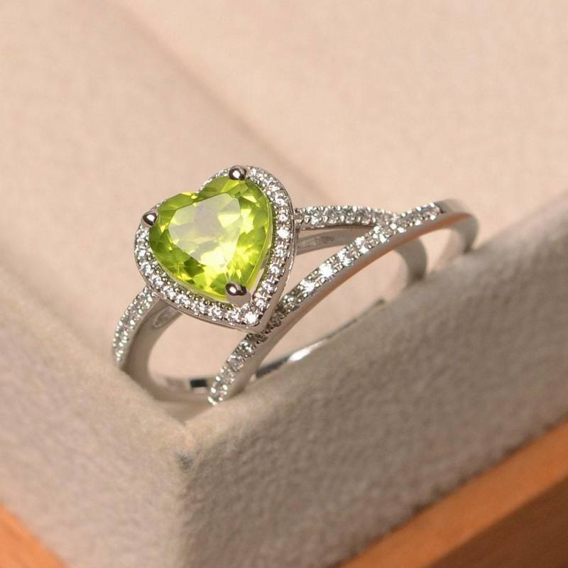 Grüner Peridot-Ring, Geburtsstein Für August, Herz Geschnittener Halo-Ring, Brautsets, Ehering Aus Sterlingsilber von LuoJewelry