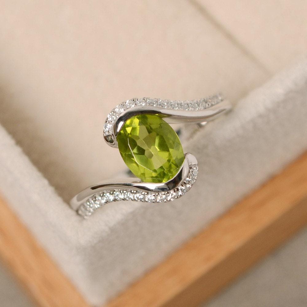 Grüner Peridot Ring, Ovalschliff, Sterling Silber, Grüner Edelstein, August Geburtsstein, Verlobungsring von LuoJewelry