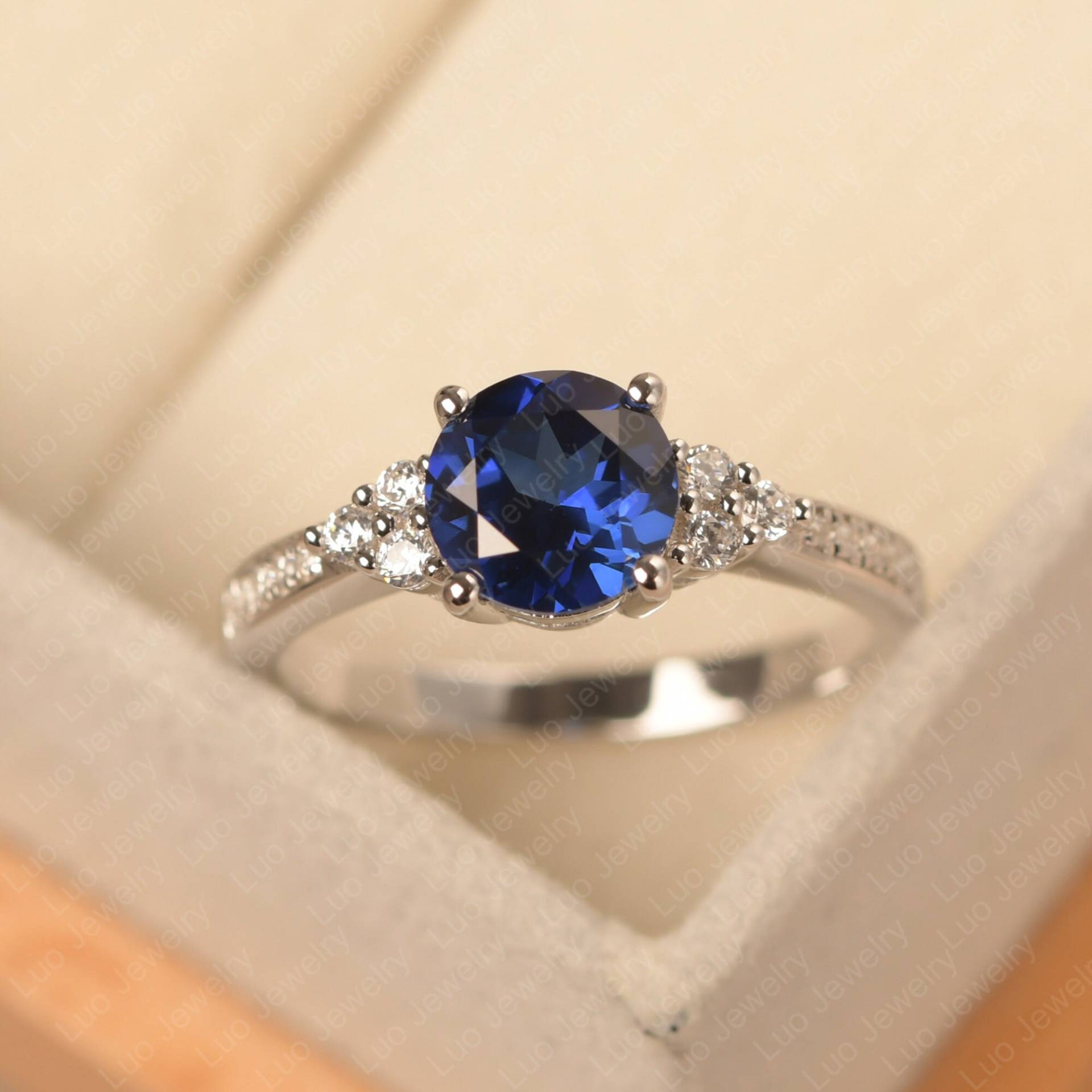 Handgemachte Blaue Saphir Verlobungsring, Runde Geschnitten, Blauen Edelstein, September Geburtsstein, Einzigartige Ehering von LuoJewelry