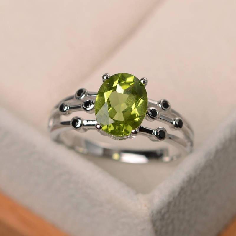 Hochzeit Ring, Natürliche Grüne Peridot Sterling Silber Edelstein Im Ovalschliff, August Geburtsstein Hochzeit Ring, Natürliche Grüne Peridot Sterling Silber Edelstein Im Ovalschliff, August Geburtsstein von LuoJewelry