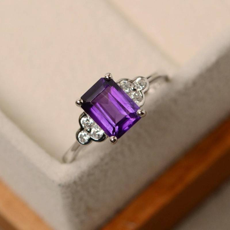 Lila Amethyst Ring, Edelstein Im Smaragdschliff, Sterling Silber, Februar Geburtsstein Ring Lila Amethyst Ring, Edelstein Im Smaragdschliff, Sterling Silber, Februar Geburtsstein Ring von LuoJewelry