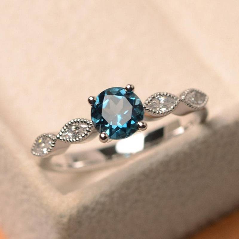 London Blauer Topas Ring, Silberner Verlobungsring, Ringe Für Frauen, Runder Ring Mit Blauem Edelstein von LuoJewelry