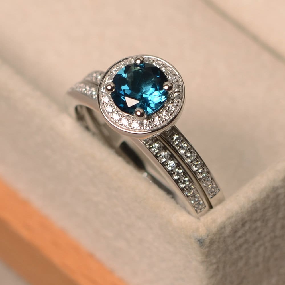 London Blauer Topas Ring, Verlobungsring Mit Einem Band, Rund Geschnittener Blauer Topasring, Silberner Heiligenscheinring, Hochzeitsringe Für Frauen von LuoJewelry