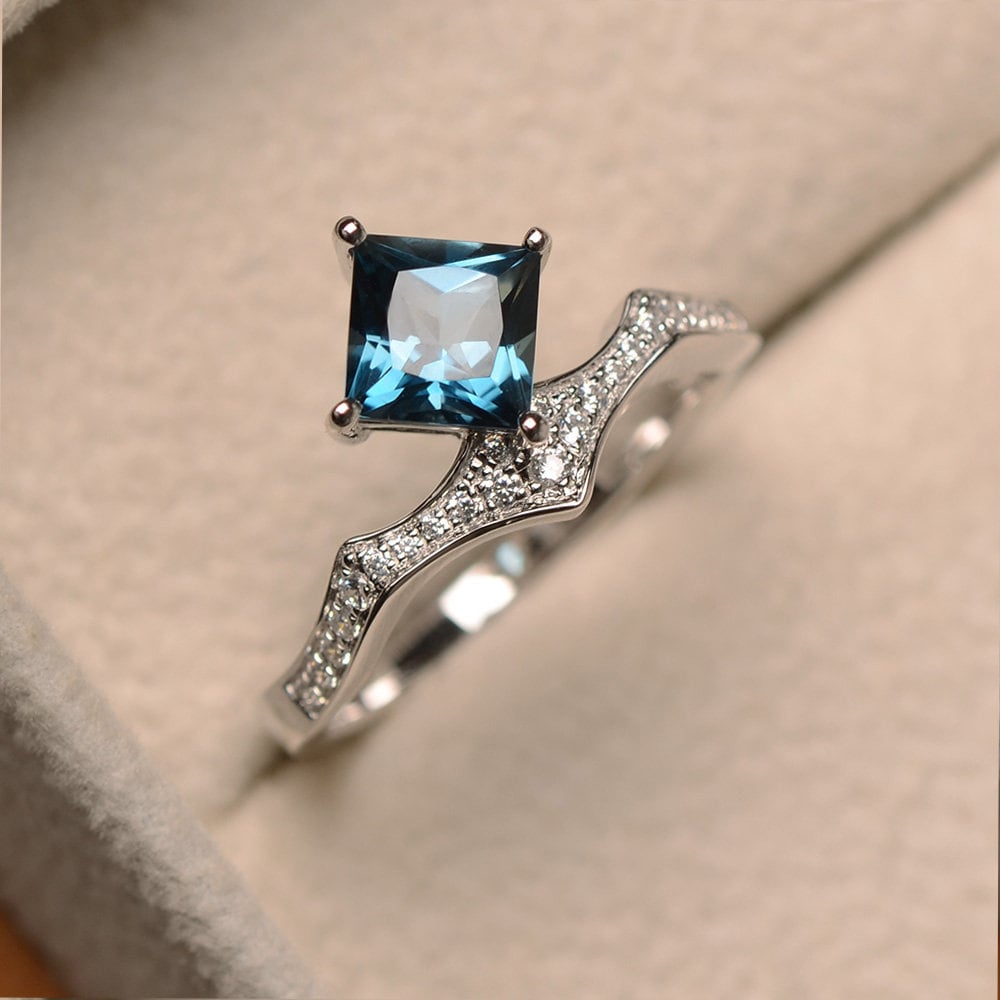 London Blauer Topasring, Versprechensringe, Prinzessinnenschliff Blaue Edelsteine, Silberringe, Kite Ring von LuoJewelry