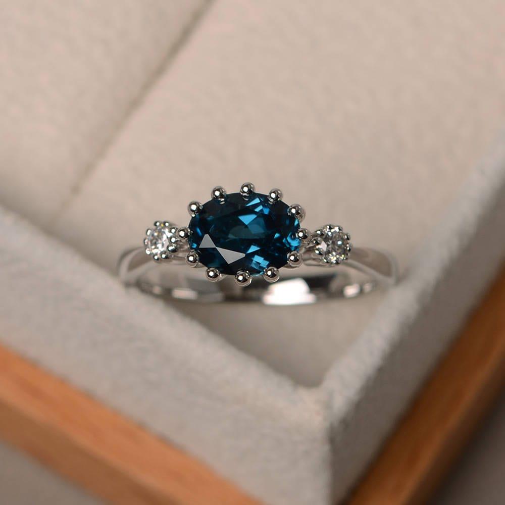 London Blautopas Ring, Blauer Edelstein, Ovalschliff, November Geburtsstein, Drei-steine-Ring von LuoJewelry