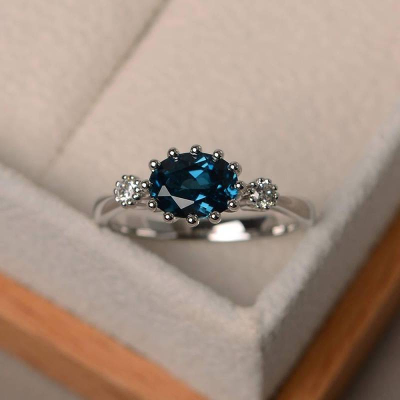 London Blautopas Ring, Blauer Edelstein, Ovalschliff, November Geburtsstein, Drei-steine-Ring London Blautopas Ring, Blauer Edelstein, Ovalschliff, November Geburtsstein, Drei-steine-Ring von LuoJewelry