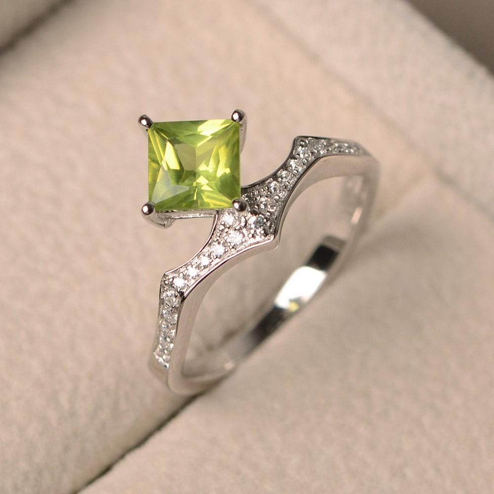 Natürliche Peridot Ringe, August Geburtsstein, Grüner Edelstein Im Princess Cut, Jubiläumsring Für Frauen von LuoJewelry