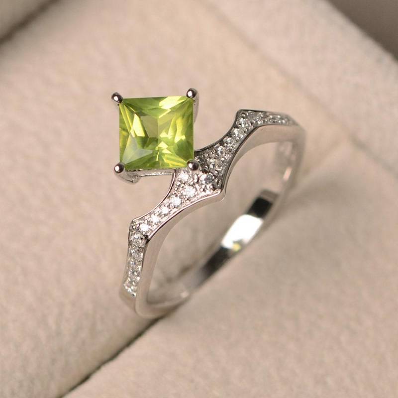 Natürliche Peridot Ringe, August Geburtsstein, Grüner Edelstein Im Princess Cut, Jubiläumsring Für Frauen von LuoJewelry
