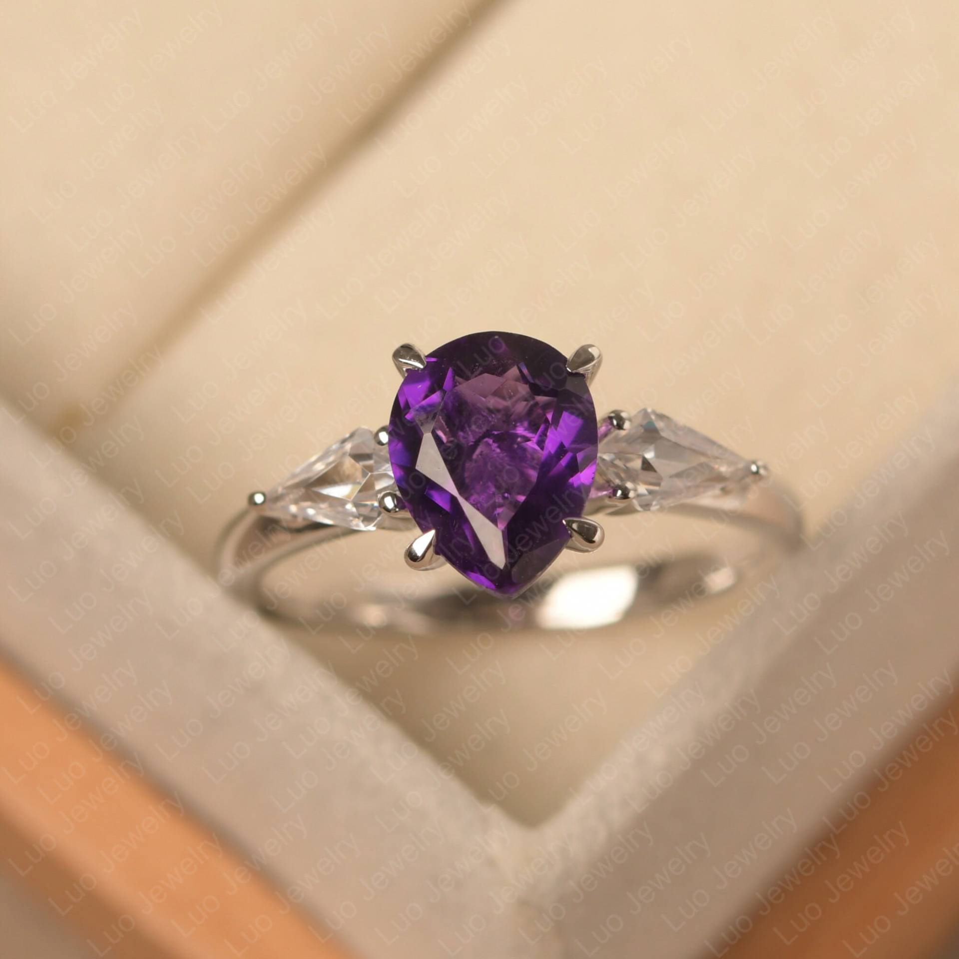 Natürlicher Amethyst Ehering, Massives Silber, Februar Geburtsstein, Birnenschliff Lila Edelstein von LuoJewelry