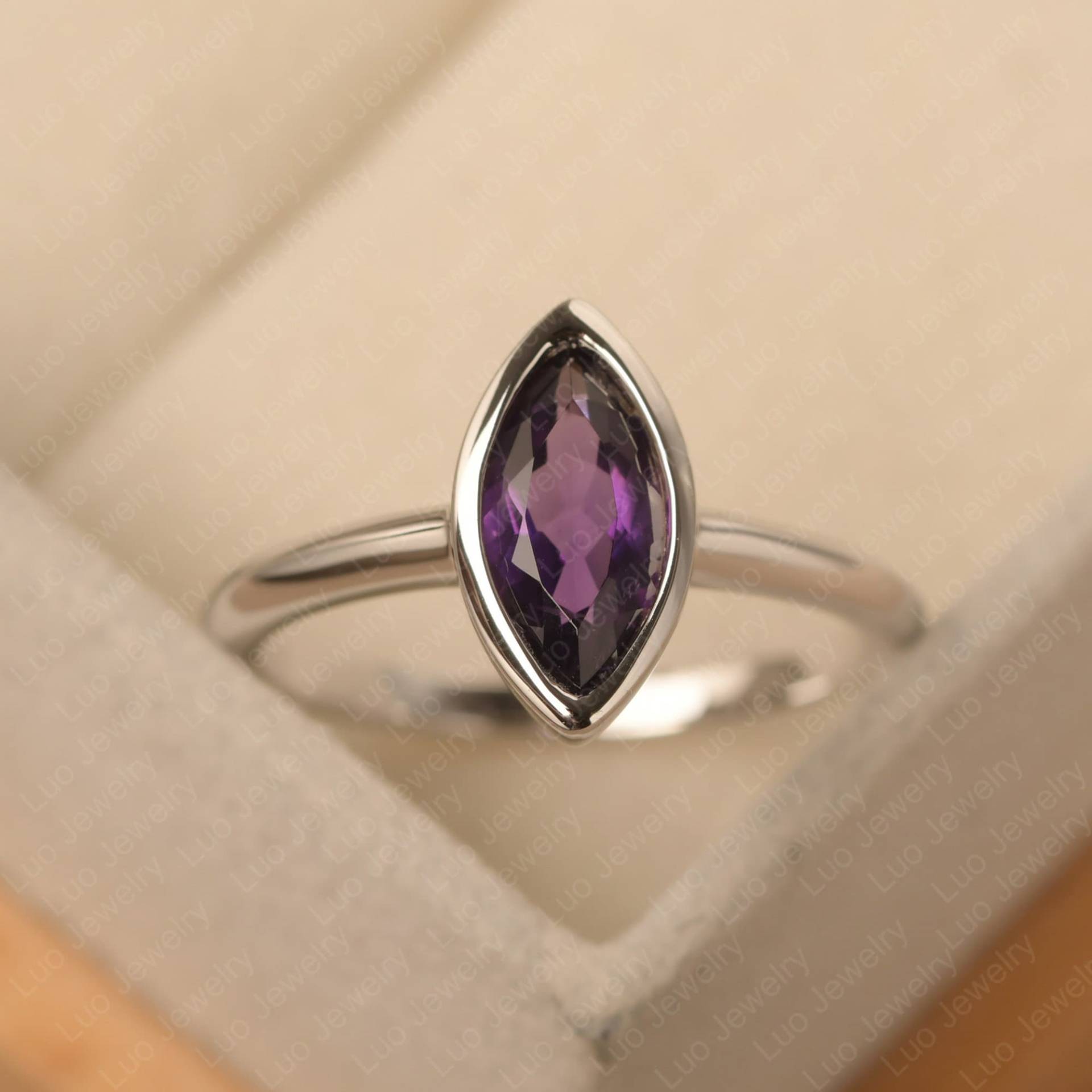 Natürlicher Amethyst Solitär Ring, Schlichter Ehering, Februar Geburtsstein, Marquise Geschliffen Lila Edelstein von LuoJewelry