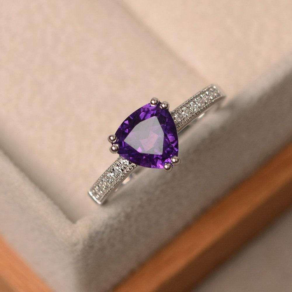 Natürlicher Amethystring, Ring Mit Billionenschliff, Lila Verlobungsring von LuoJewelry