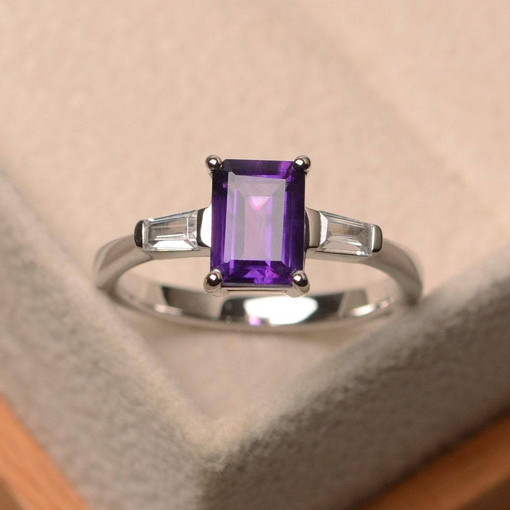 Natürlicher Amethystring, Versprechensring, Lila Edelstein Im Smaragdschliff, Sterlingsilberring, Februar Geburtsstein, Dreisteinring von LuoJewelry