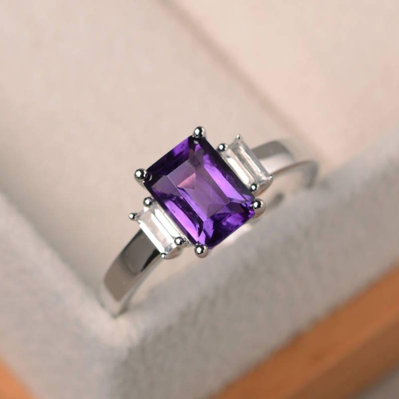Natürlicher Amethystring, Versprechensring, Lila Edelstein Im Smaragdschliff, Sterlingsilberring, Geburtsstein Für Februar von LuoJewelry