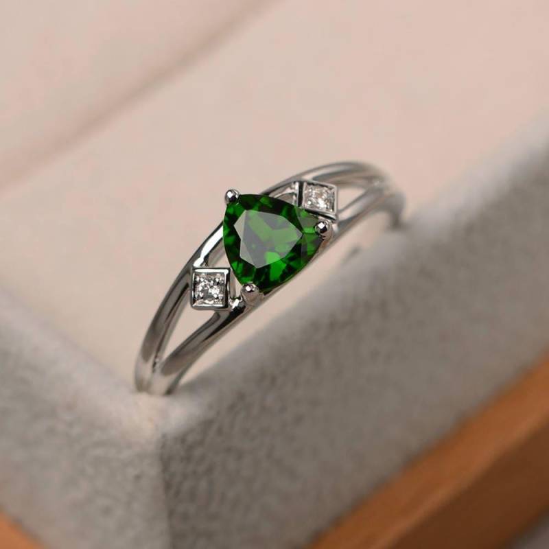 Natürlicher Chromdiopsid Ring, Versprechensring, Grüner Edelstein Im Trillion Schliff, Sterlingsilberring von LuoJewelry