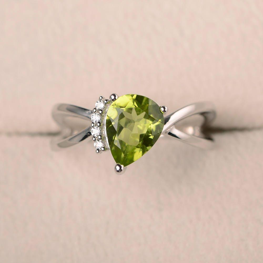 Natürlicher Grüner Peridotring, Versprechensring, Edelstein Im Birnenschliff, August Geburtsstein, Sterlingsilberring von LuoJewelry