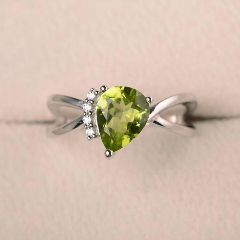 Natürlicher Grüner Peridotring, Versprechensring, Edelstein Im Birnenschliff, August Geburtsstein, Sterlingsilberring von LuoJewelry