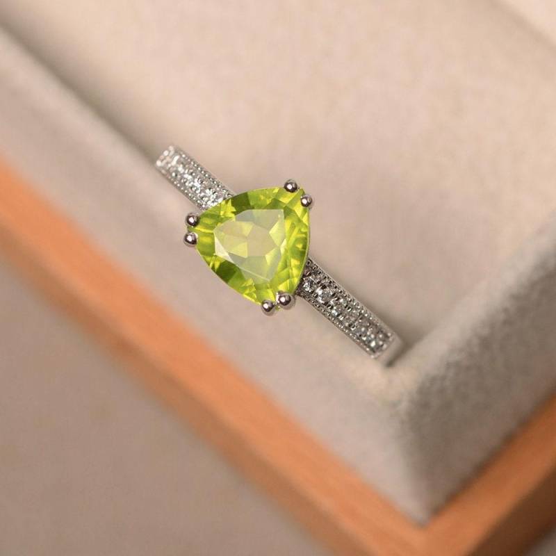 Natürlicher Peridot Ring, Ehering, Grüner Edelstein Mit Trillionschliff, August Geburtsstein, Sterlingsilberring von LuoJewelry